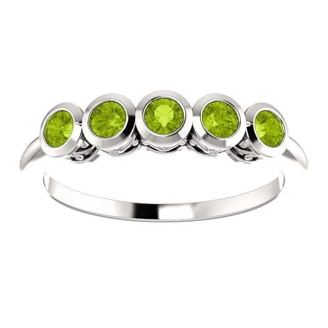 14KT GOLD .45 CTW ROUND PERIDOT BEZEL-SET 5 STONE RING