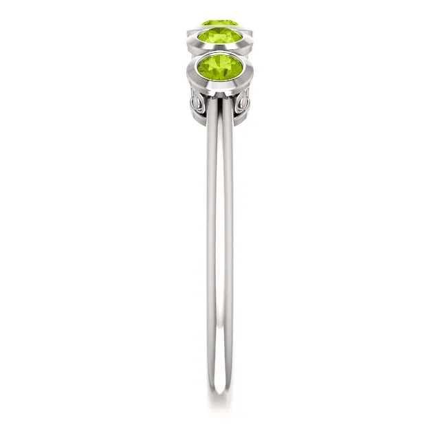 14KT GOLD .45 CTW ROUND PERIDOT BEZEL-SET 5 STONE RING