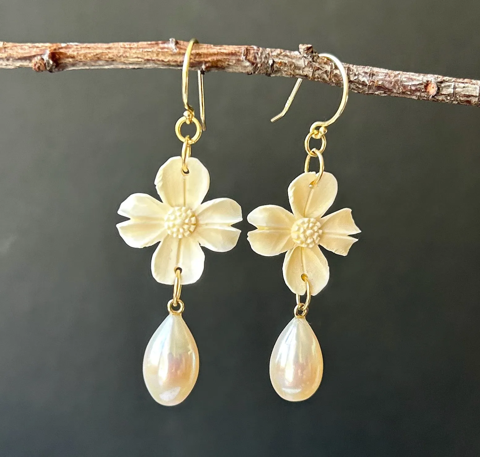 EXQUISITE TEARDROP DOGWOOD BONE CARVING PEARL EARRINGS