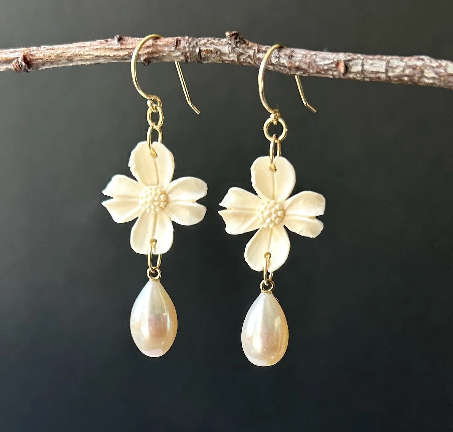 EXQUISITE TEARDROP DOGWOOD BONE CARVING PEARL EARRINGS