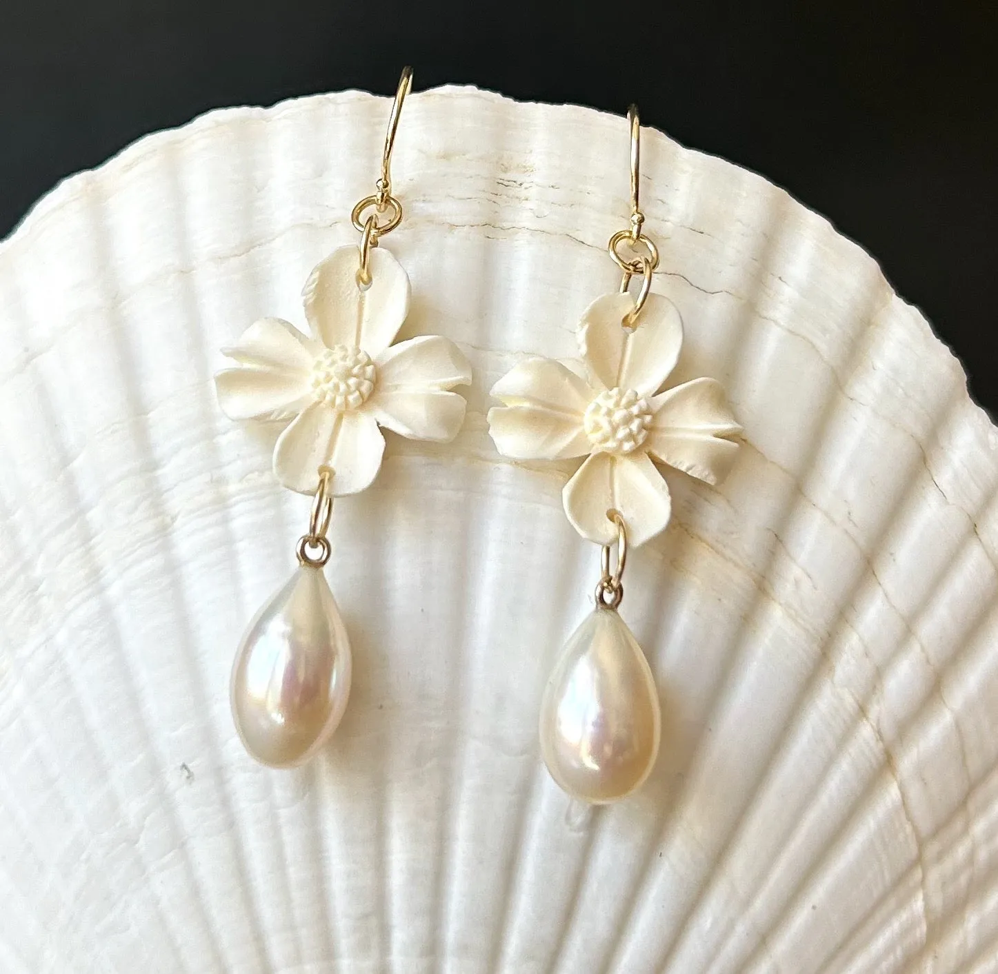 EXQUISITE TEARDROP DOGWOOD BONE CARVING PEARL EARRINGS